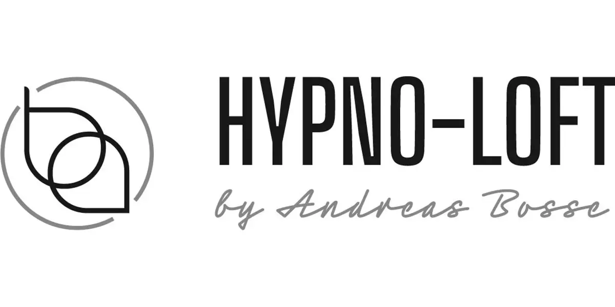 Ein Logo mit einem abstrakten Design auf der linken Seite, das an verschlungene geometrische Linien in einem Kreis erinnert. Auf der rechten Seite steht in fetten Buchstaben „HYPNO-LOFT“ und darunter in Schreibschrift „by Andreas Bosse“ – ein perfektes Emblem für Ihre Firmenhomepage oder Ihr Webdesign in Düsseldorf.