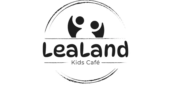 Logo für Lealand Kids Café. Es zeigt zwei stilisierte Figuren, die sich in einem kreisförmigen Pinselstrich nacheinander ausstrecken, perfekt für eine verspielte Firmenhomepage. Der Name „Lealand“ ist fett gedruckt, darunter steht in kleinerer Schrift „Kids Café“. Ideal für die Präsentation auf Ihrer WordPress-Website.