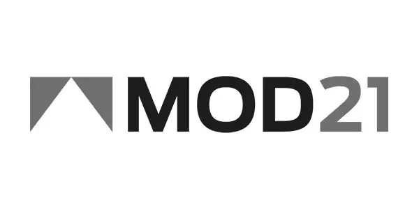 Das Bild zeigt ein Logo mit dem Text „MOD21“ in fetten, schwarzen und grauen Buchstaben. Links neben dem Text symbolisiert ein grauer nach oben gerichteter Pfeil oder eine Dreiecksform Wachstum und Innovation im Webdesign Düsseldorf. Der Hintergrund ist weiß.