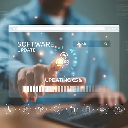 Eine Person interagiert mit einem transparenten virtuellen Bildschirm, der ein zu 65 % abgeschlossenes Software-Update zeigt. Die Benutzeroberfläche, die dem hochmodernen Webdesign in Düsseldorf ähnelt, verfügt über einen Fortschrittsbalken, digitale Zahnräder und ein Suchleistensymbol. Der unscharfe Hintergrund betont die elegante Update-Anzeige.