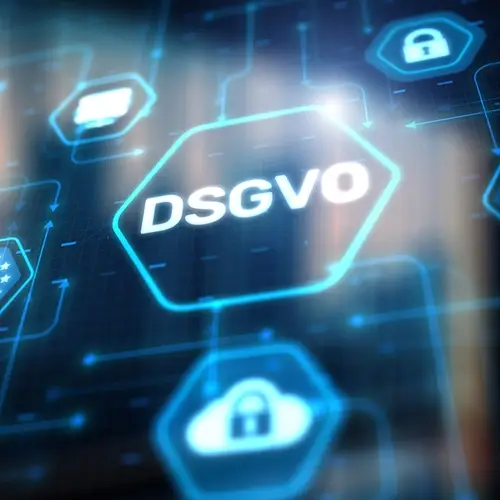 Eine digitale Schnittstelle zeigt in der Mitte das Akronym „DSGVO“, umgeben von Symbolen wie einem Schloss, einem Ordner und einer Wolke, die alle durch leuchtend blaue Linien verbunden sind. Dieses schlichte Design eignet sich perfekt für eine Firmenhomepage, die sich auf Datenschutz und Sicherheitskonzepte konzentriert.